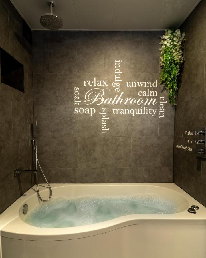 Jucuzzi Bath. Japanese Toilet. Belfast City Centre. Exterior photo