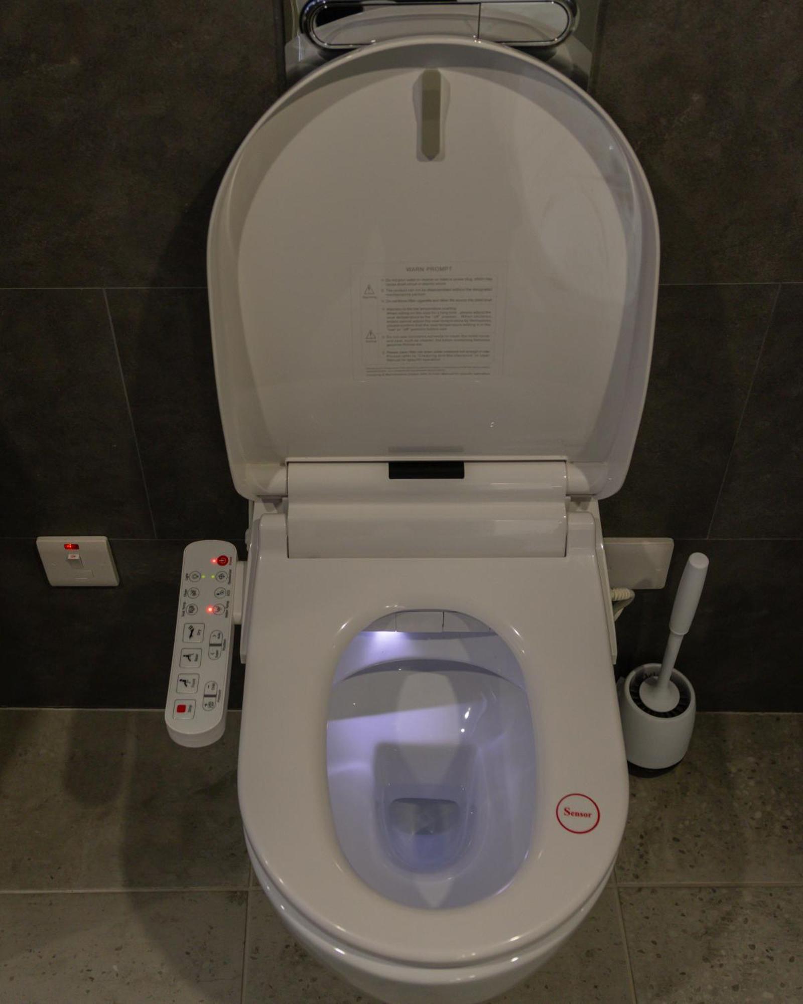 Jucuzzi Bath. Japanese Toilet. Belfast City Centre. Exterior photo
