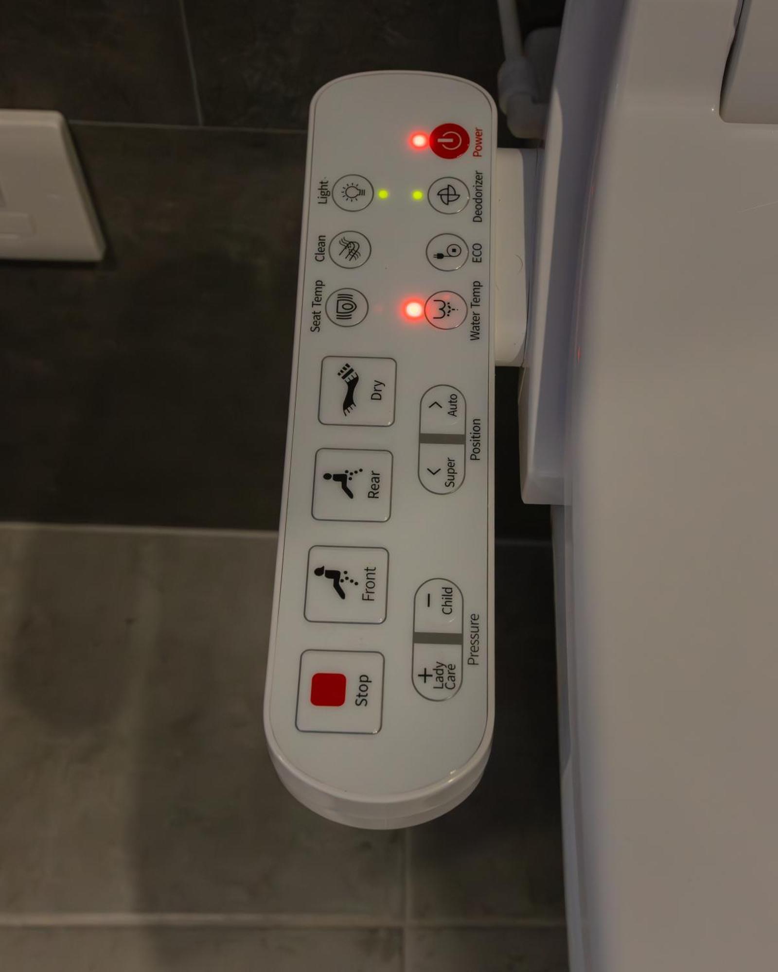 Jucuzzi Bath. Japanese Toilet. Belfast City Centre. Exterior photo